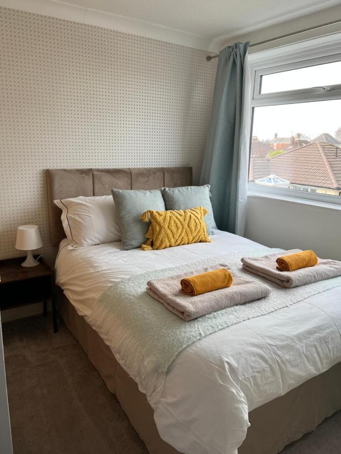 Holiday home Spacious 4 Bed Rooms, Parking, Garden And Near Parks, Beaches And Bournemouth
