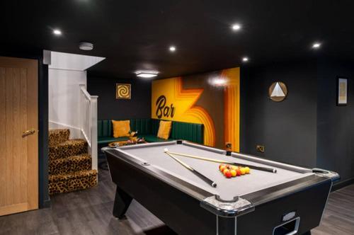 Ultimate Glam, Vintage Pad. Cool 70s Bar. Holiday home