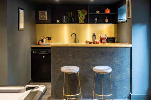 Ultimate Glam, Vintage Pad. Cool 70s Bar.