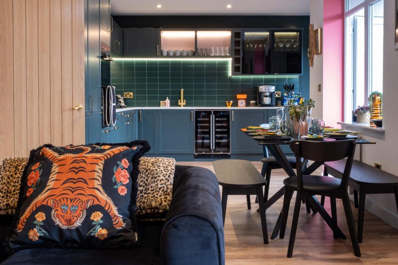 Ultimate Glam, Vintage Pad. Cool 70s Bar.