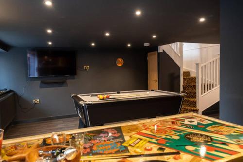Ultimate Glam, Vintage Pad. Cool 70s Bar. Holiday home