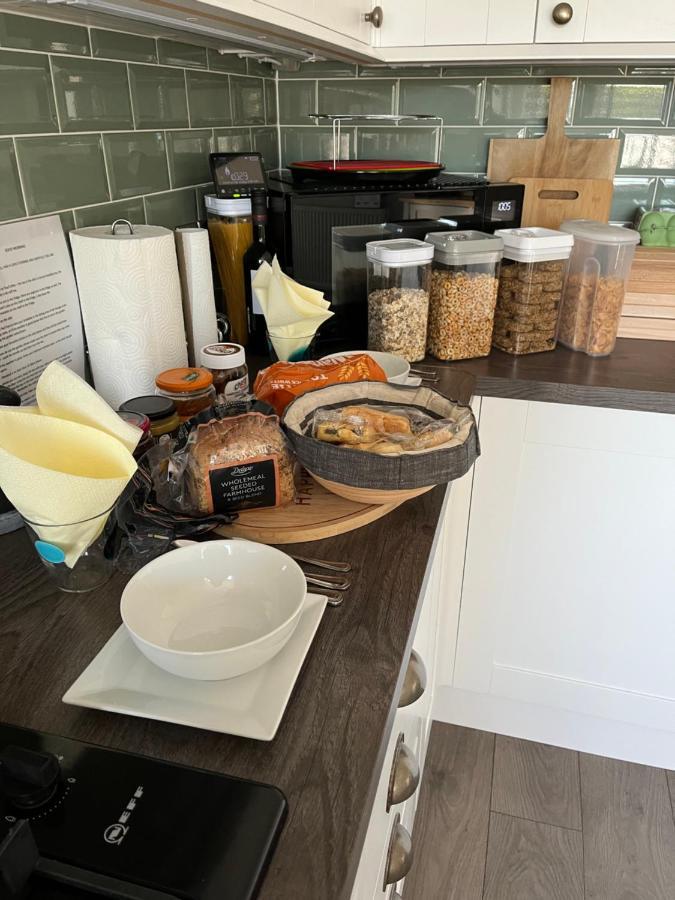Private Room, Shared Bathroom With One Other, Tea And Coffee Making Facilities, Mini Fridge And Hairdryer, King Sized Bed With Help Yourself Continental Breakfast In Secluded Modern With Parking *