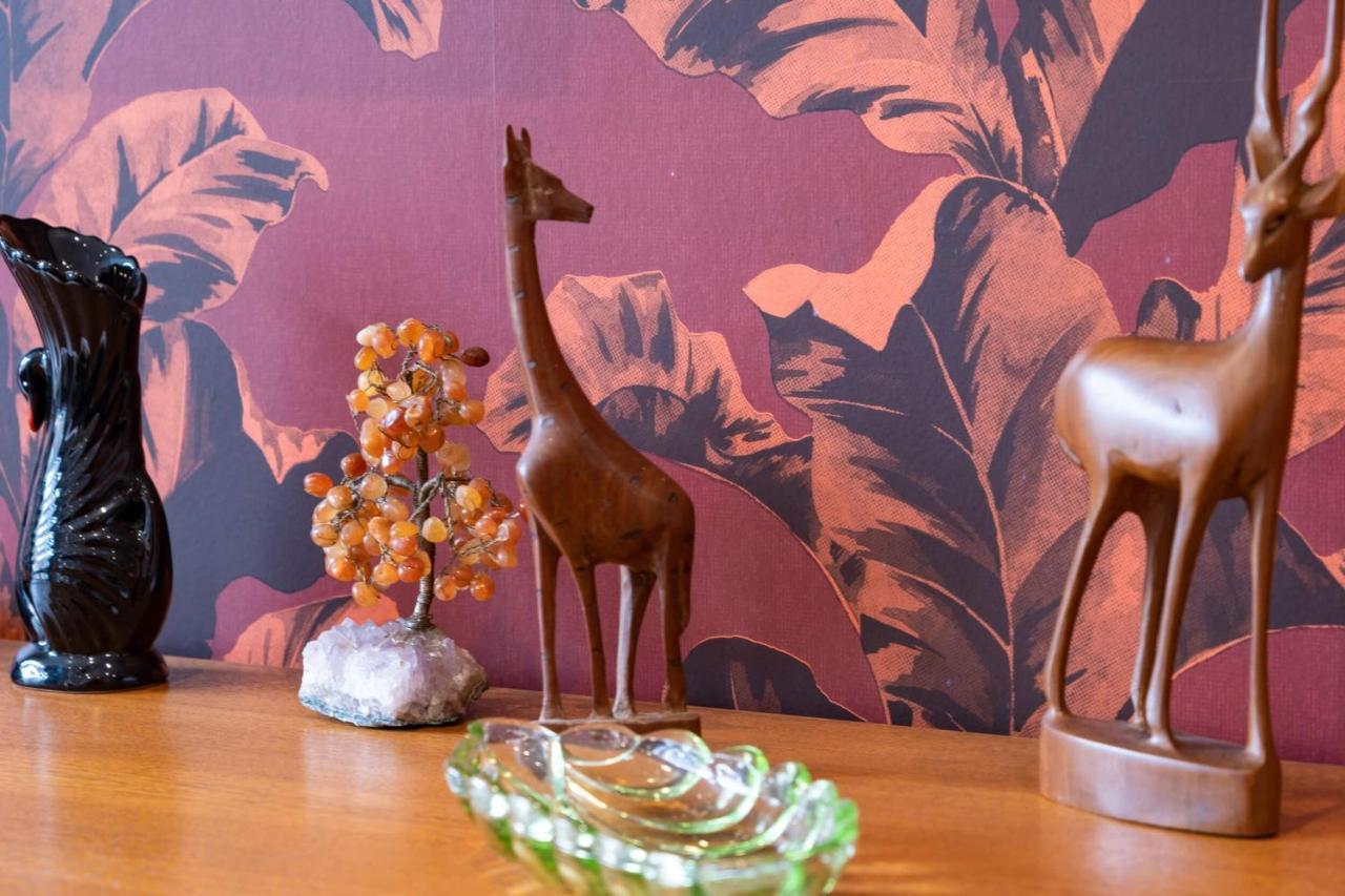 Ultimate Glam, Vintage Pad. Cool 70s Bar. *