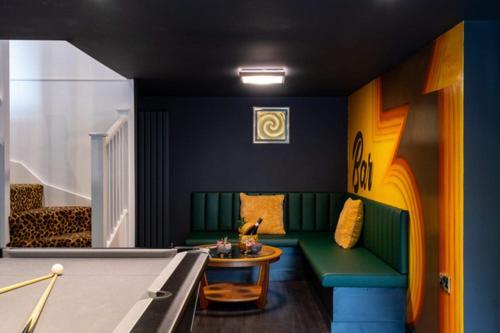 Ultimate Glam, Vintage Pad. Cool 70s Bar.