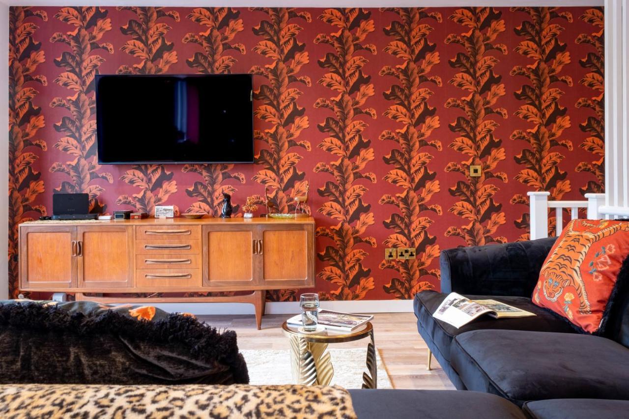 Ultimate Glam, Vintage Pad. Cool 70s Bar. Holiday home Bournemouth