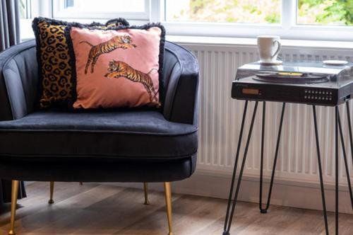 Ultimate Glam, Vintage Pad. Cool 70s Bar. Holiday home