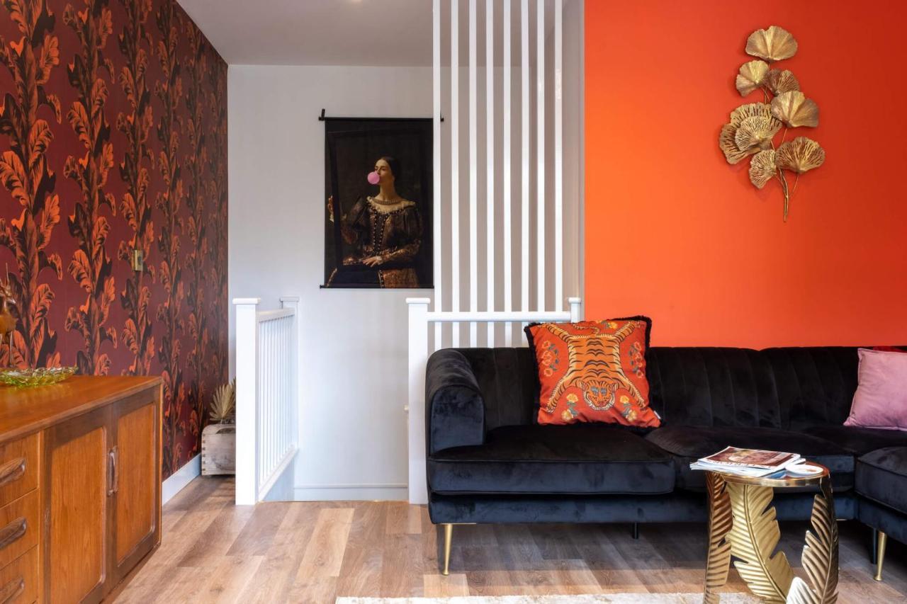 Ultimate Glam, Vintage Pad. Cool 70s Bar. *