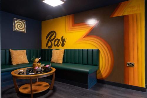 Ultimate Glam, Vintage Pad. Cool 70s Bar. * Bournemouth