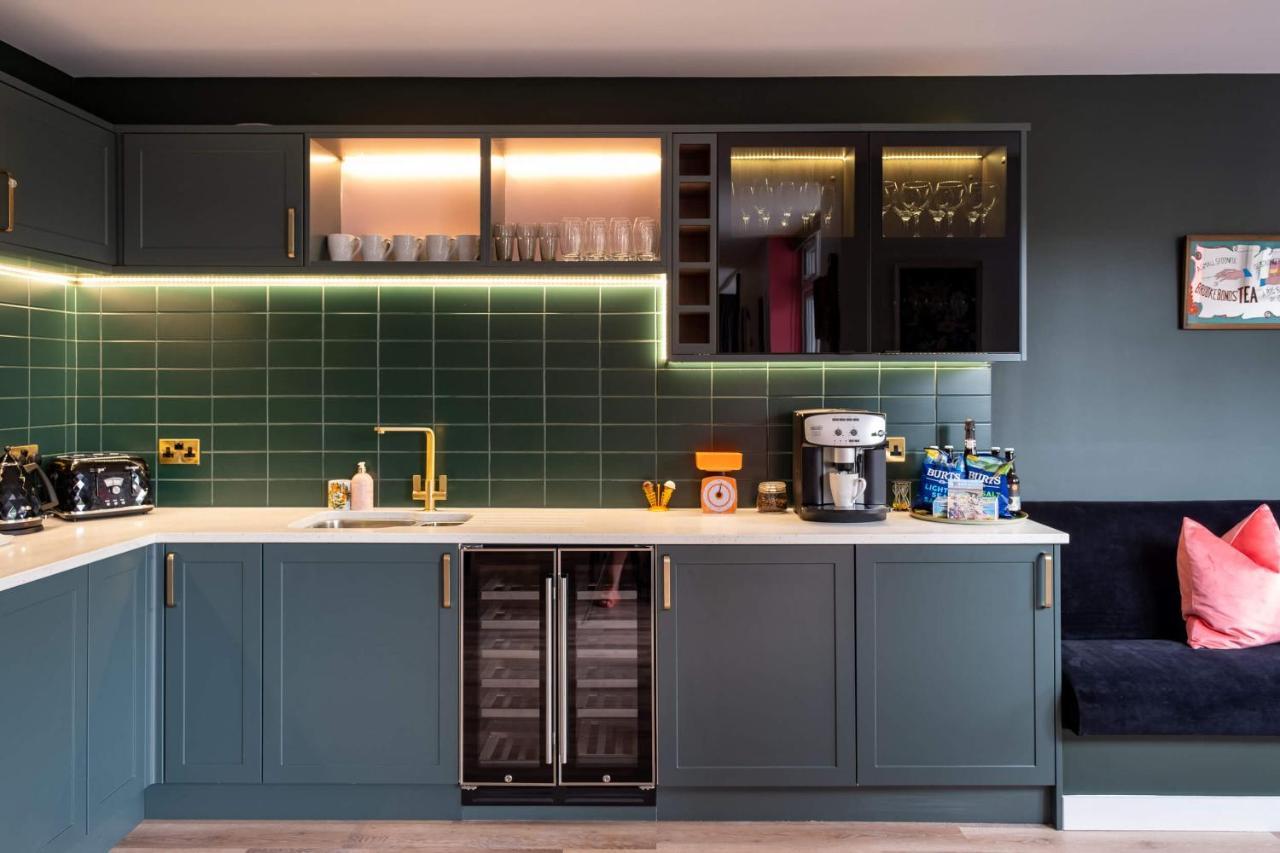 Ultimate Glam, Vintage Pad. Cool 70s Bar. Holiday home *