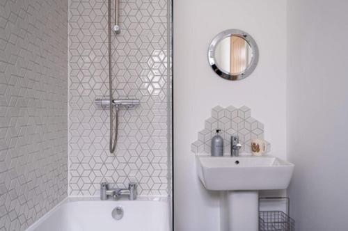 Ultimate Glam, Vintage Pad. Cool 70s Bar. *