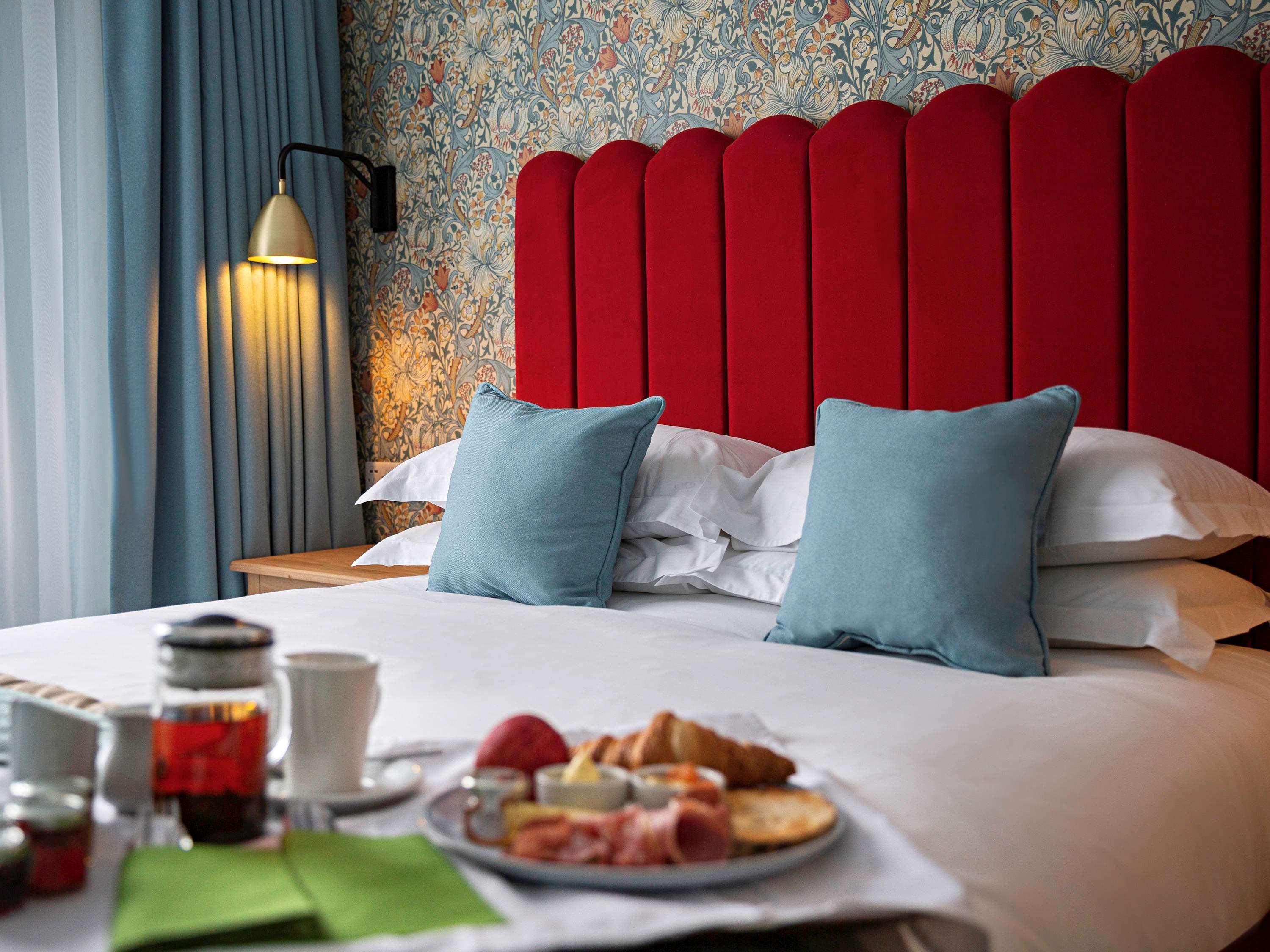 Hotel The Queens &