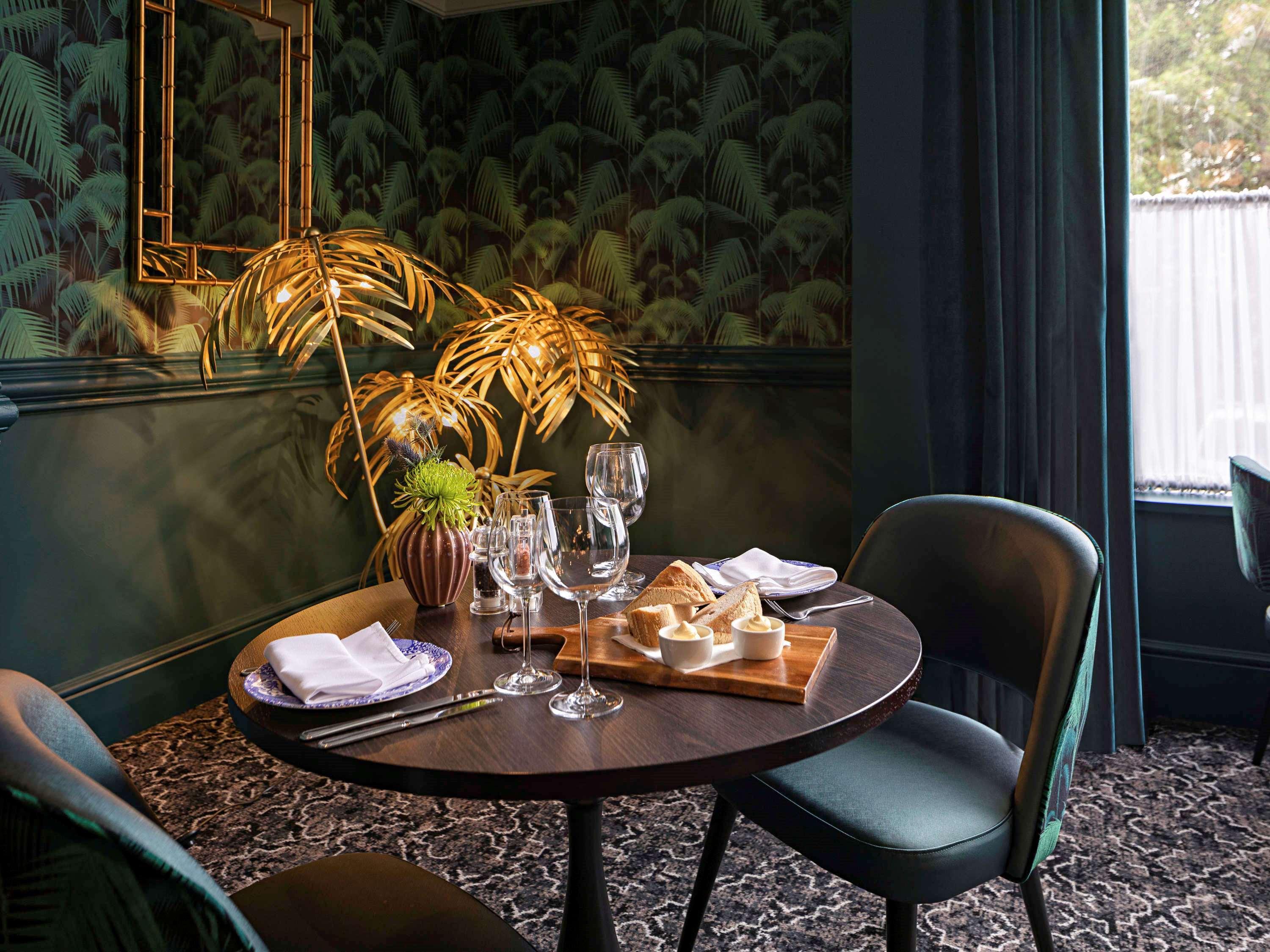 Hotel The Queens &
