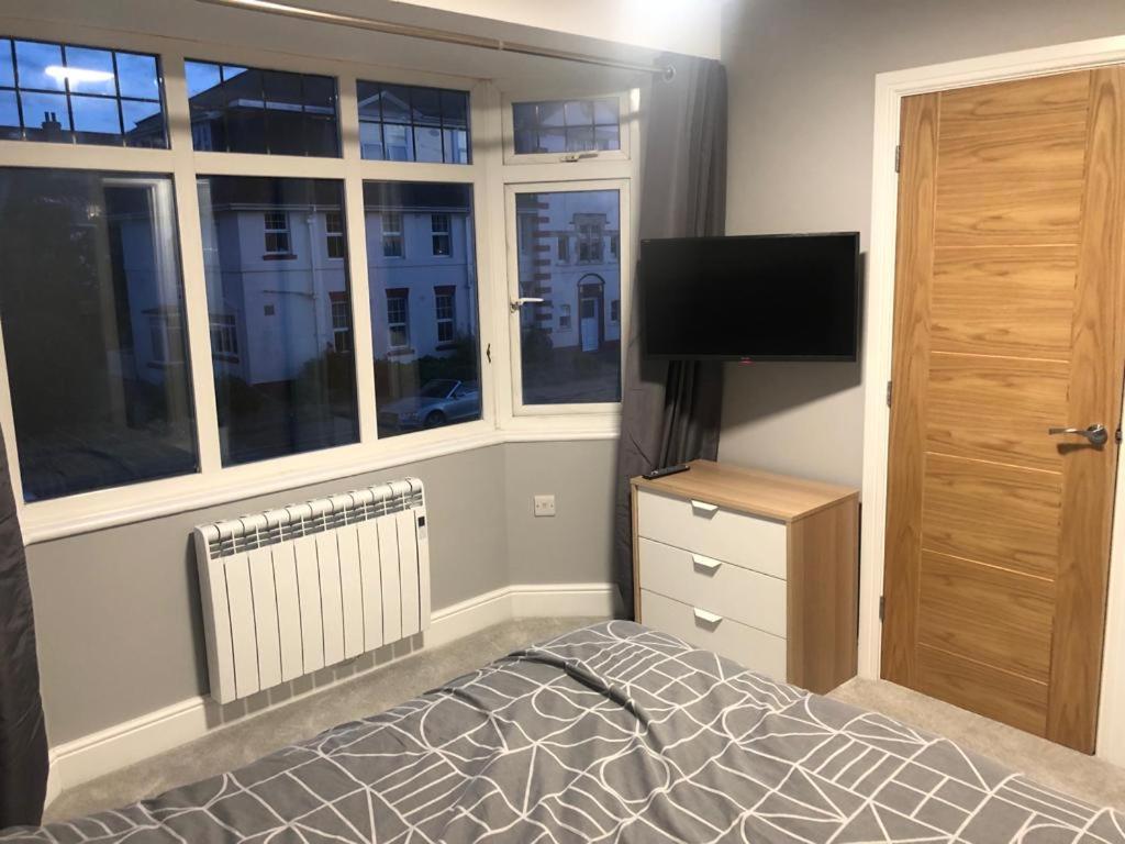 New One Bed 1st Floor Flat Close To The Apartment