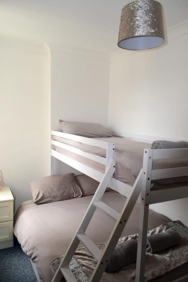 Holiday home Escape 4 Bedroom House, Sleeps 11, 2 Free Parking, Garden, Wifi, Smart Tv, Newly Decorated