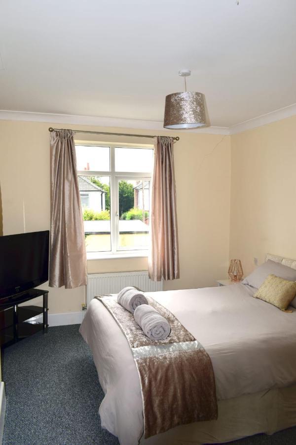 Escape 4 Bedroom House, Sleeps 11, 2 Free Parking, Garden, Wifi, Smart Tv, Newly Decorated * Bournemouth