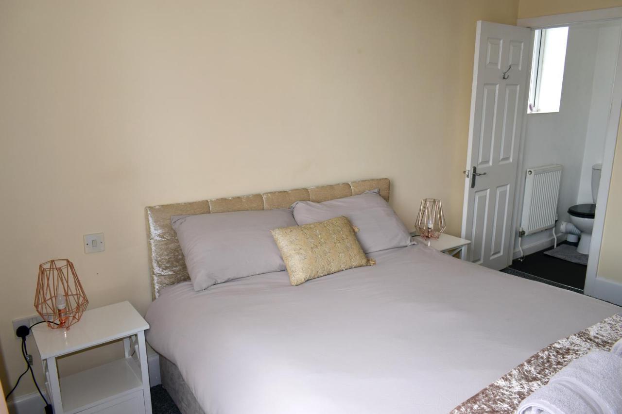 Escape 4 Bedroom House, Sleeps 11, 2 Free Parking, Garden, Wifi, Smart Tv, Newly Decorated Holiday home Bournemouth