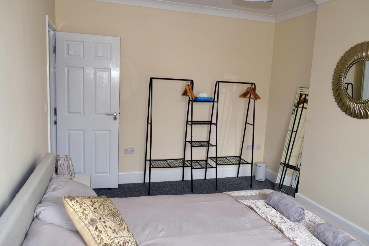 Escape 4 Bedroom House, Sleeps 11, 2 Free Parking, Garden, Wifi, Smart Tv, Newly Decorated Holiday home *