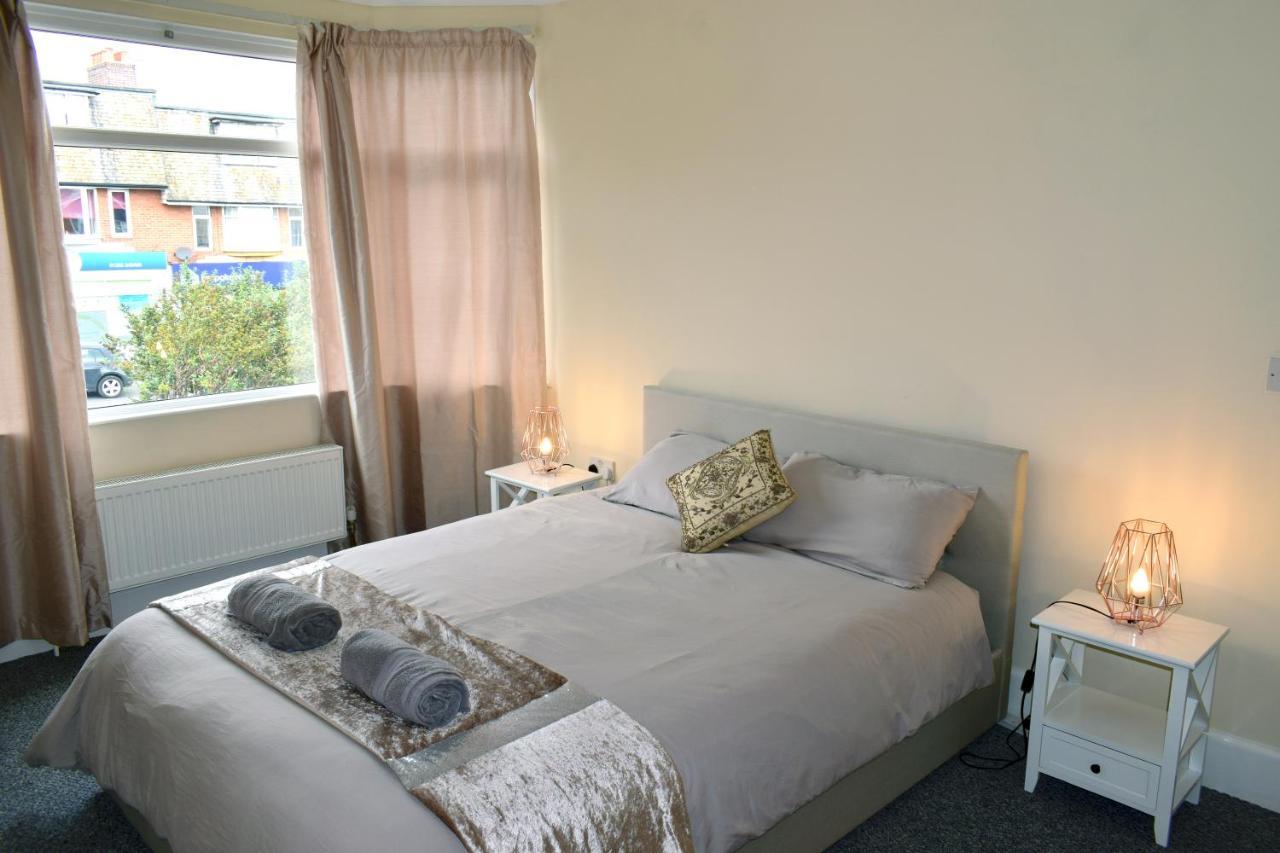 Holiday home Escape 4 Bedroom House, Sleeps 11, 2 Free Parking, Garden, Wifi, Smart Tv, Newly Decorated Bournemouth