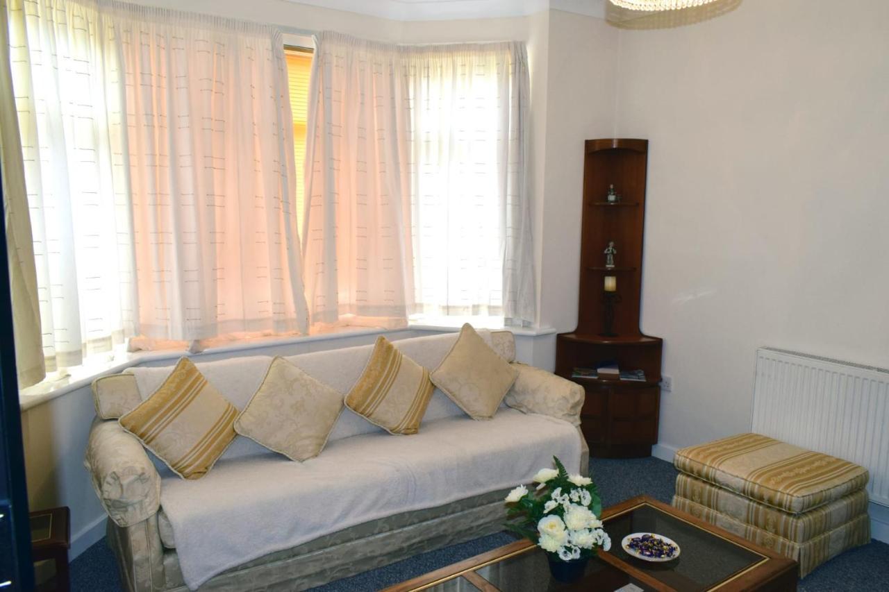 Escape 4 Bedroom House, Sleeps 11, 2 Free Parking, Garden, Wifi, Smart Tv, Newly Decorated