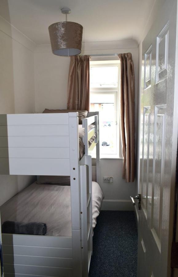 Holiday home Escape 4 Bedroom House, Sleeps 11, 2 Free Parking, Garden, Wifi, Smart Tv, Newly Decorated *