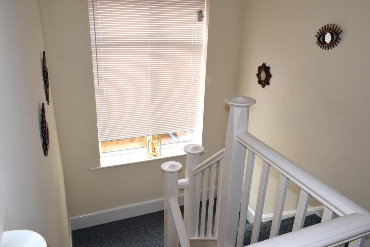 Holiday home Escape 4 Bedroom House, Sleeps 11, 2 Free Parking, Garden, Wifi, Smart Tv, Newly Decorated *