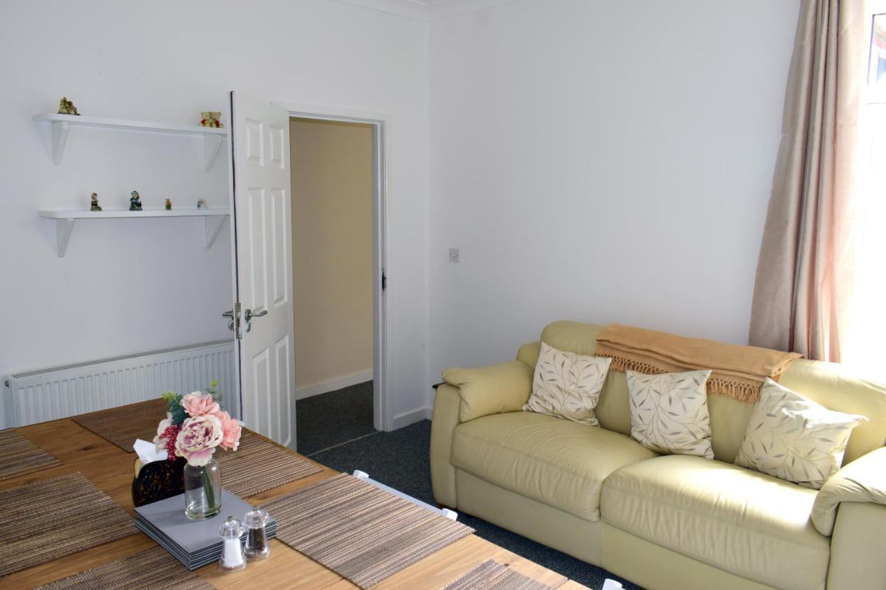 Escape 4 Bedroom House, Sleeps 11, 2 Free Parking, Garden, Wifi, Smart Tv, Newly Decorated *