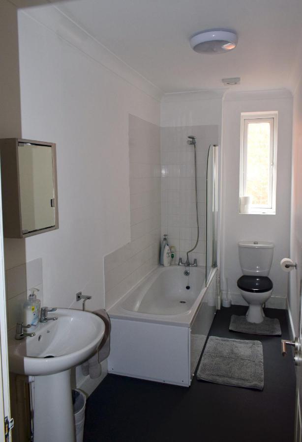 Escape 4 Bedroom House, Sleeps 11, 2 Free Parking, Garden, Wifi, Smart Tv, Newly Decorated