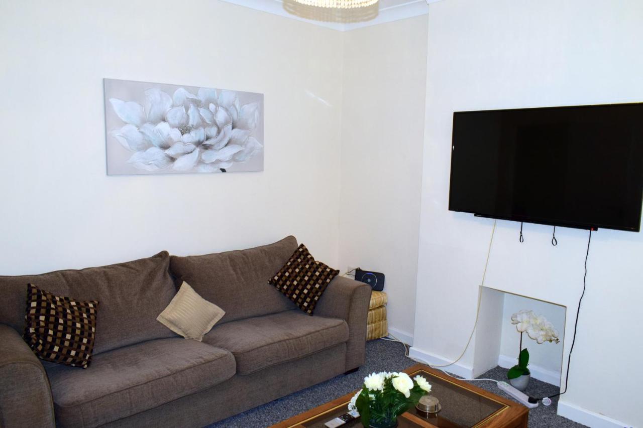 Escape 4 Bedroom House, Sleeps 11, 2 Free Parking, Garden, Wifi, Smart Tv, Newly Decorated Bournemouth