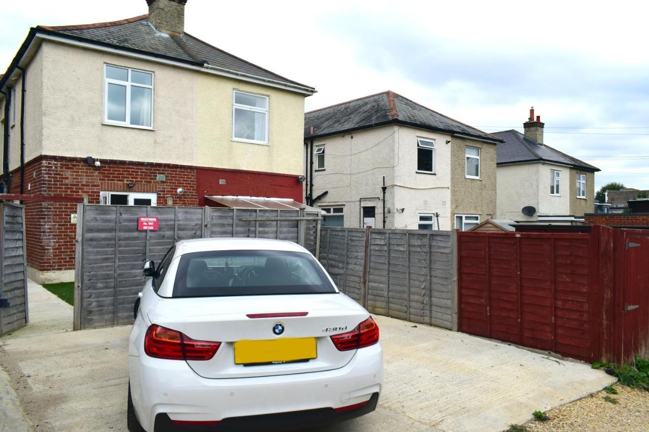 Escape 4 Bedroom House, Sleeps 11, 2 Free Parking, Garden, Wifi, Smart Tv, Newly Decorated Holiday home Bournemouth