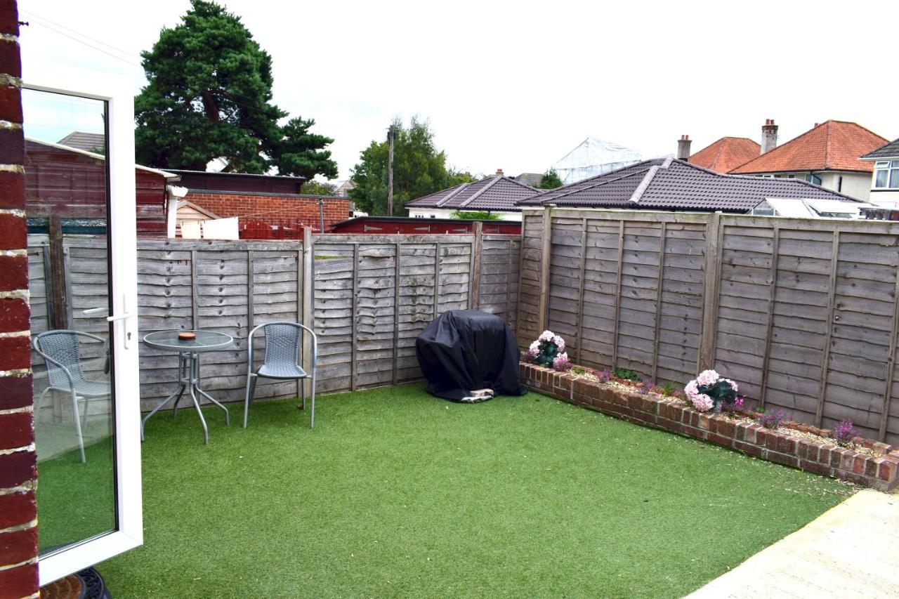 Escape 4 Bedroom House, Sleeps 11, 2 Free Parking, Garden, Wifi, Smart Tv, Newly Decorated Holiday home
