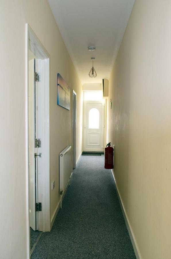 Holiday home Escape 4 Bedroom House, Sleeps 11, 2 Free Parking, Garden, Wifi, Smart Tv, Newly Decorated