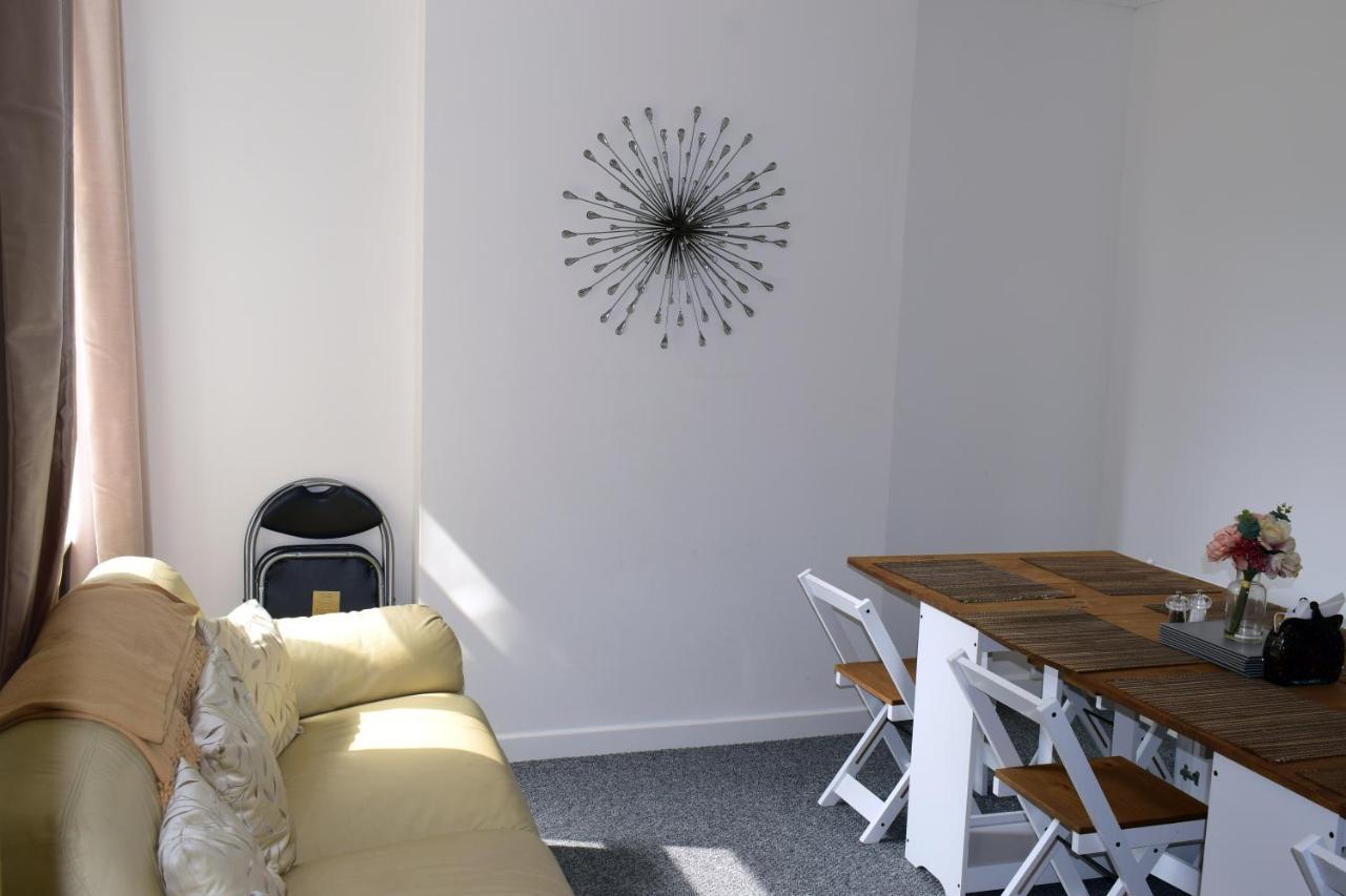Escape 4 Bedroom House, Sleeps 11, 2 Free Parking, Garden, Wifi, Smart Tv, Newly Decorated Bournemouth