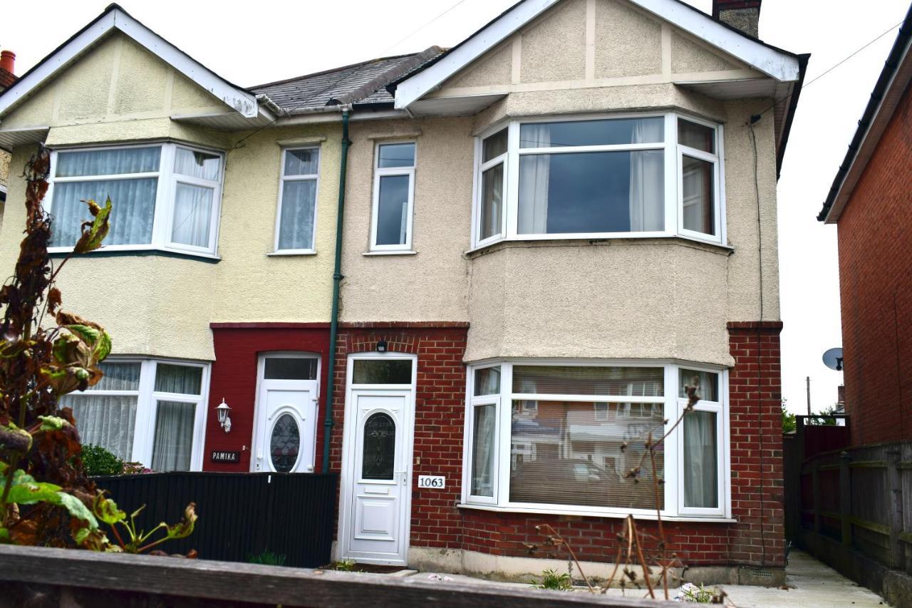 Holiday home Escape 4 Bedroom House, Sleeps 11, 2 Free Parking, Garden, Wifi, Smart Tv, Newly Decorated *