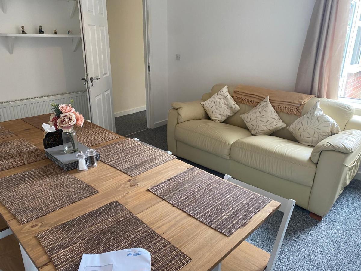 Escape 4 Bedroom House, Sleeps 11, 2 Free Parking, Garden, Wifi, Smart Tv, Newly Decorated *