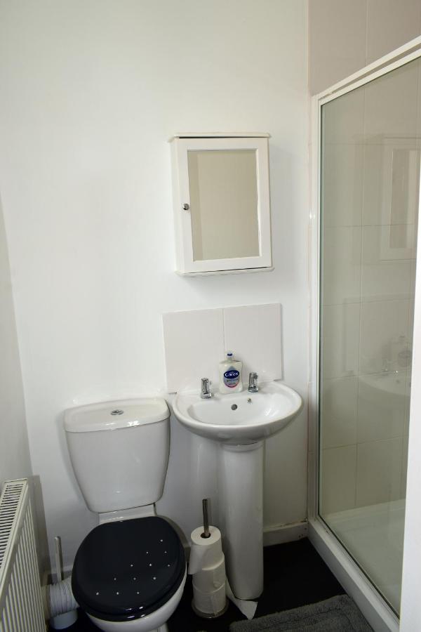 Escape 4 Bedroom House, Sleeps 11, 2 Free Parking, Garden, Wifi, Smart Tv, Newly Decorated Bournemouth