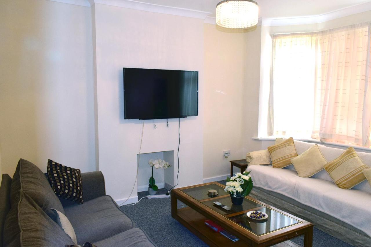 Holiday home Escape 4 Bedroom House, Sleeps 11, 2 Free Parking, Garden, Wifi, Smart Tv, Newly Decorated Bournemouth