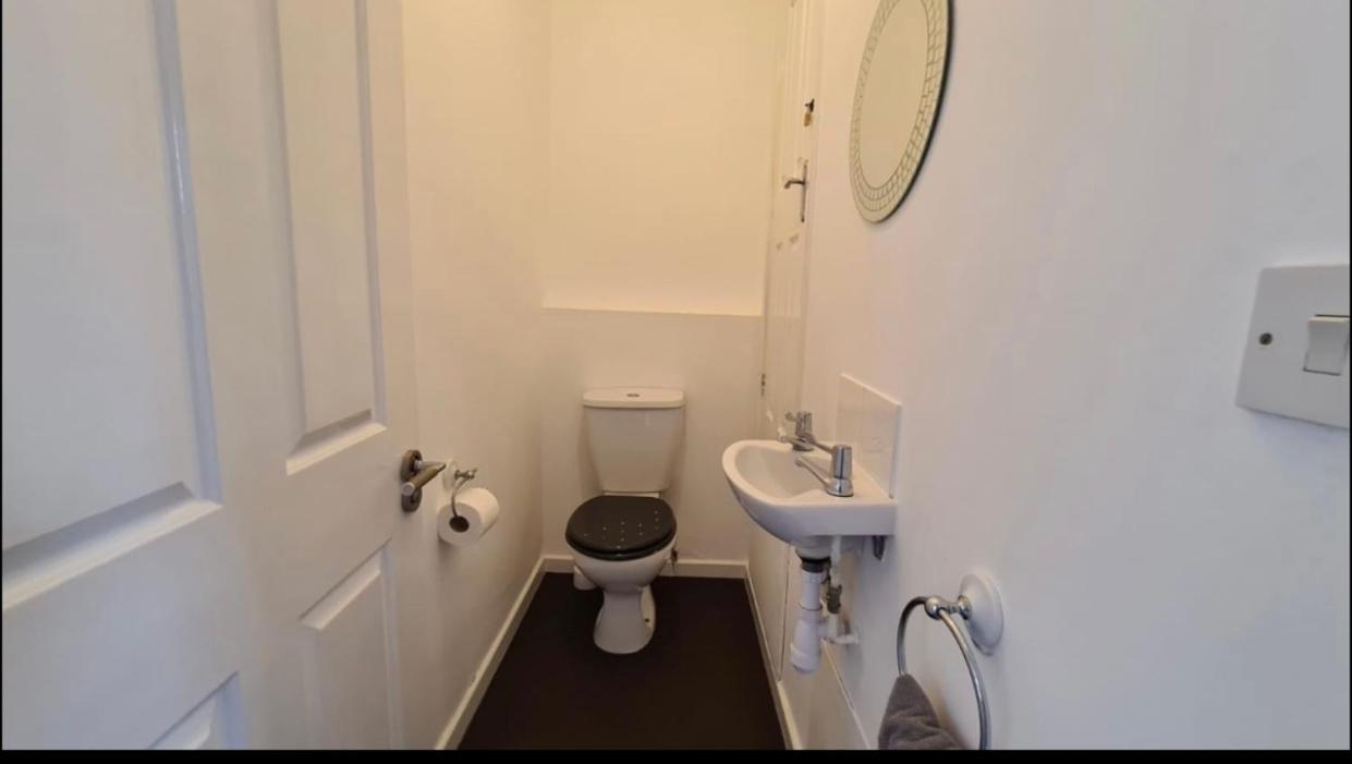 Holiday home Escape 4 Bedroom House, Sleeps 11, 2 Free Parking, Garden, Wifi, Smart Tv, Newly Decorated *