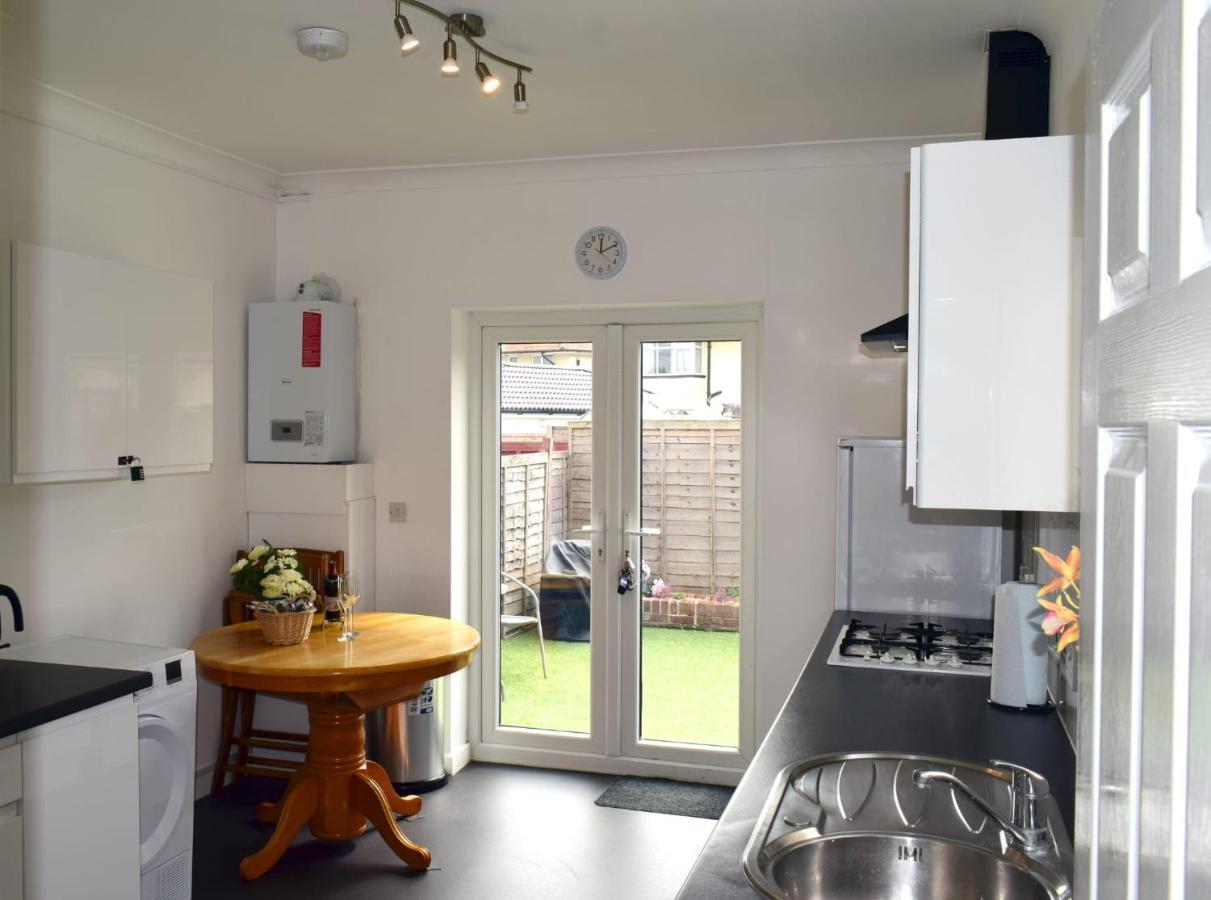 Escape 4 Bedroom House, Sleeps 11, 2 Free Parking, Garden, Wifi, Smart Tv, Newly Decorated