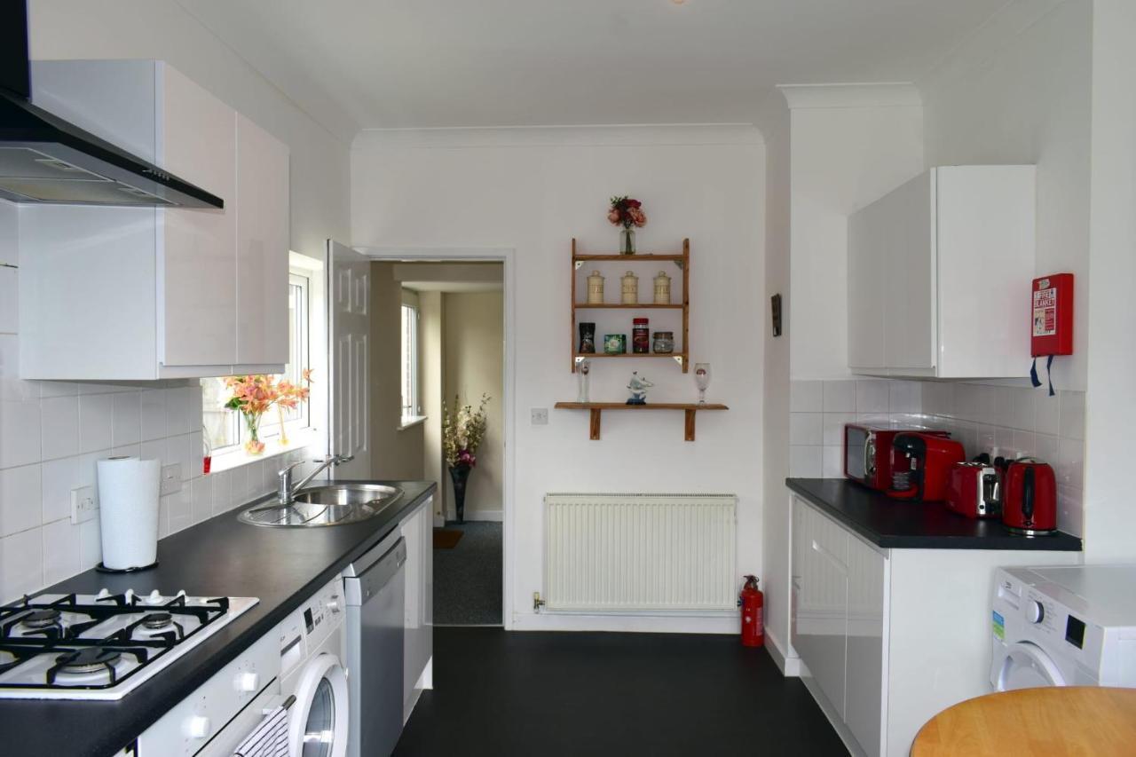 Holiday home Escape 4 Bedroom House, Sleeps 11, 2 Free Parking, Garden, Wifi, Smart Tv, Newly Decorated *