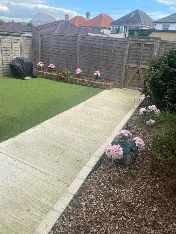 Escape 4 Bedroom House, Sleeps 11, 2 Free Parking, Garden, Wifi, Smart Tv, Newly Decorated Bournemouth