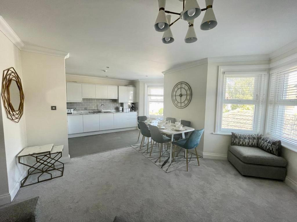 Exquisite Apartment, Stone Throw From The Apartment *