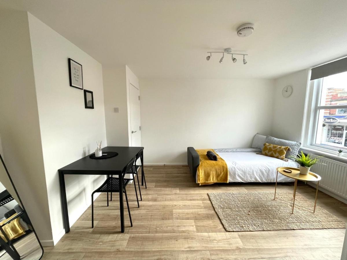Apartment Central, Bright & Spacious - Parking Included