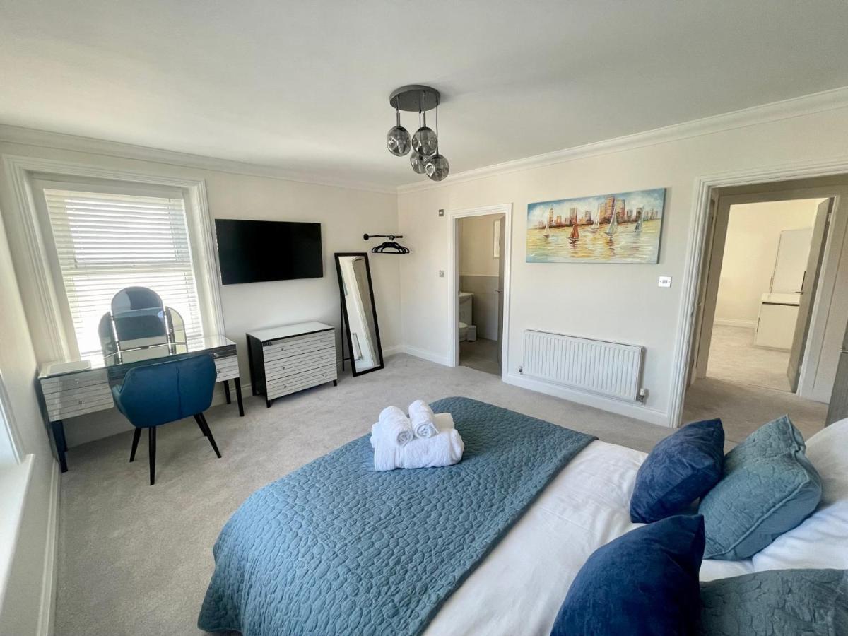 Apartment Exquisite Apartment, Stone Throw From The