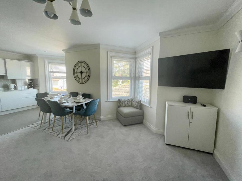 Exquisite Apartment, Stone Throw From The Apartment *