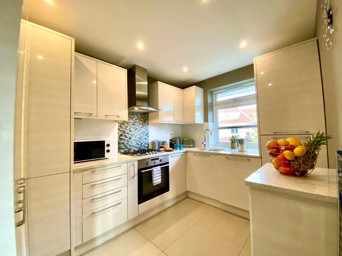 Apartment Seaside Serenity: Stylish 2-bedroom Near Bournemouth's