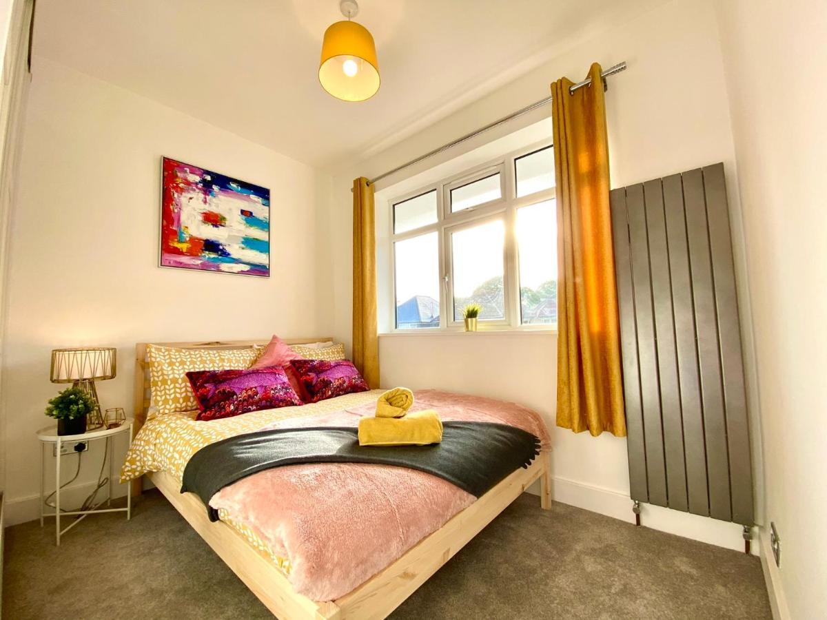 Seaside Serenity: Stylish 2-bedroom Near Bournemouth's Apartment *
