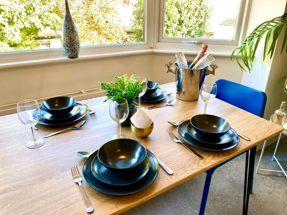 Apartment Seaside Serenity: Stylish 2-bedroom Near Bournemouth's *