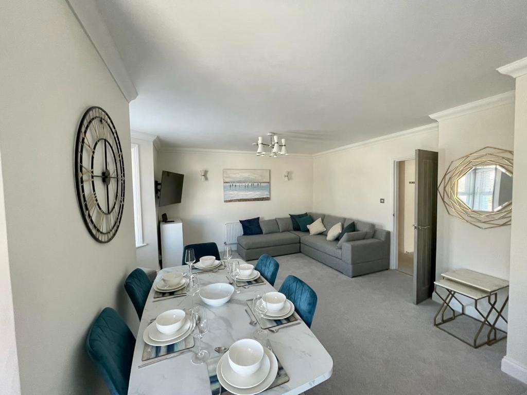 Apartment Exquisite Apartment, Stone Throw From The