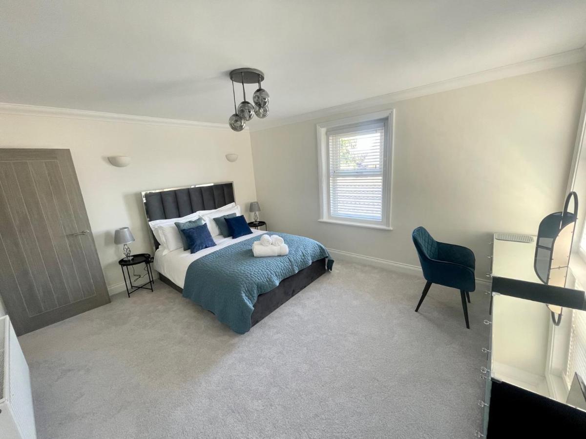 Apartment Exquisite Apartment, Stone Throw From The