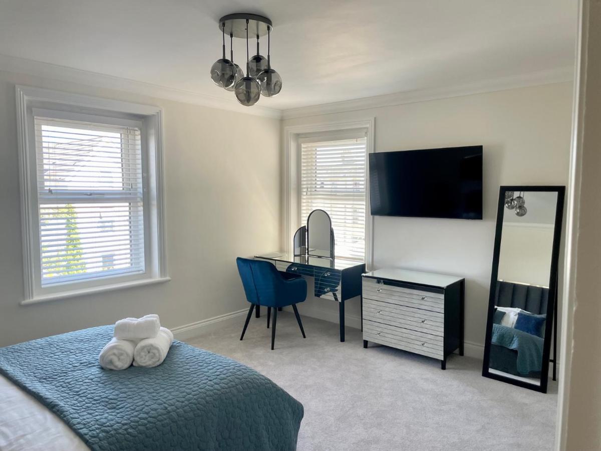 Apartment Exquisite Apartment, Stone Throw From The